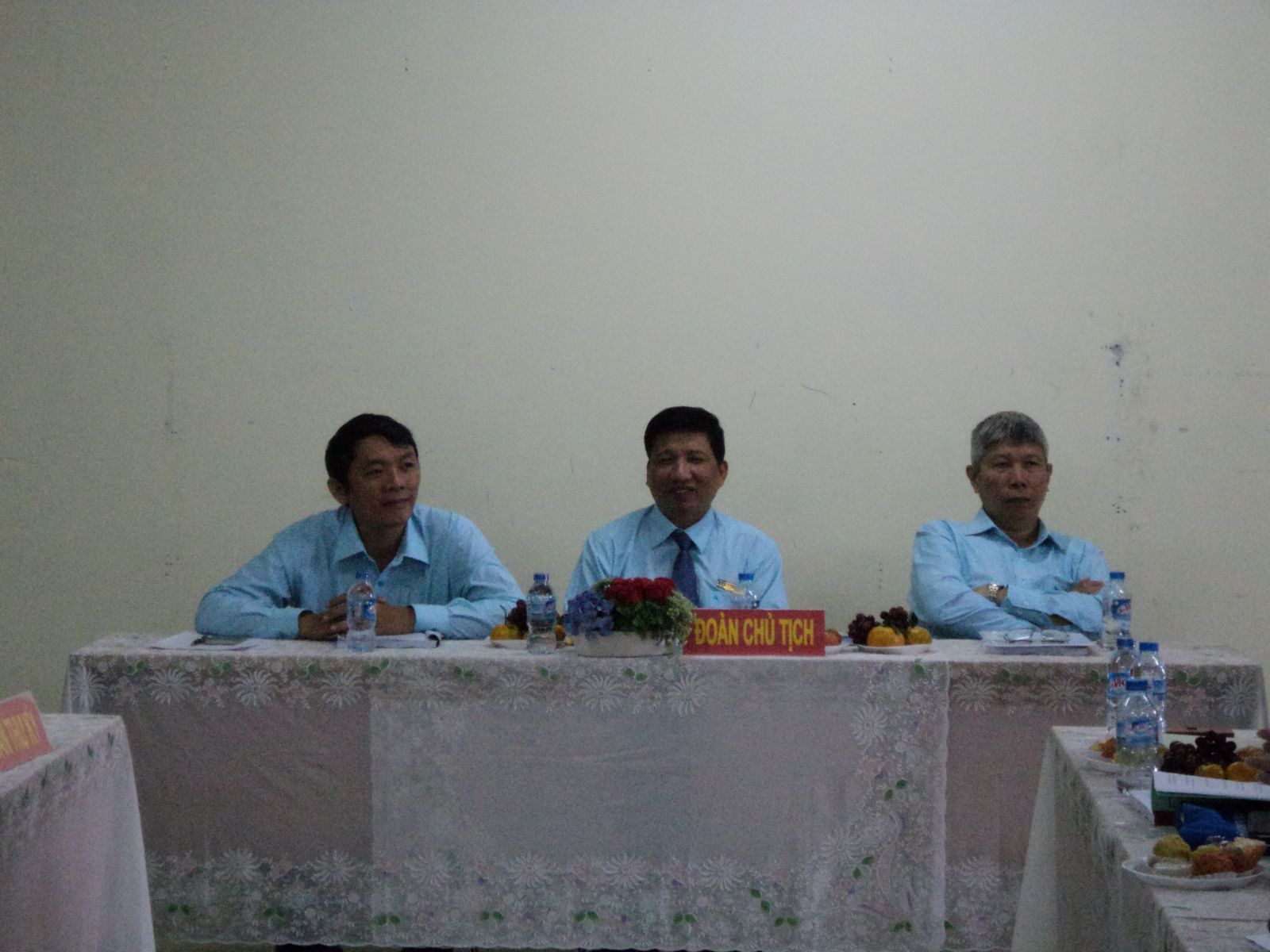 Đoàn Chủ tọa điều hành Hội thảo gồm TS. Phạm Lê Quang – Trưởng khoa Cơ bản; ThS. Lại Văn Nam - Phó trưởng khoa Cơ bản; TS.GVC. Nguyễn Huy Hoàng – Trưởng bộ môn Toán - Thống kê